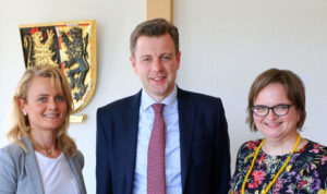 Landrat Dr. Oliver Bär mit Lena Wunderlich und Dagmar Müller