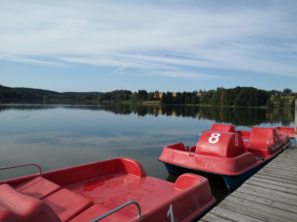 Zwei Tretboote am Badesee Untreusee in Hof