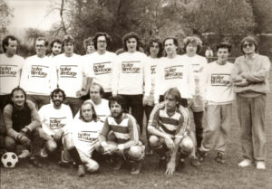 Historische Aufnahme; Hofer Filmtage 1982; Mannschaft des 1. FC Hofer Filmtage, u.a. mit Wim Wenders; Werner Herzog; Festival-Gründer Heinz Badewitz. (Bild: Internationale Hofer Filmtage, Archiv)