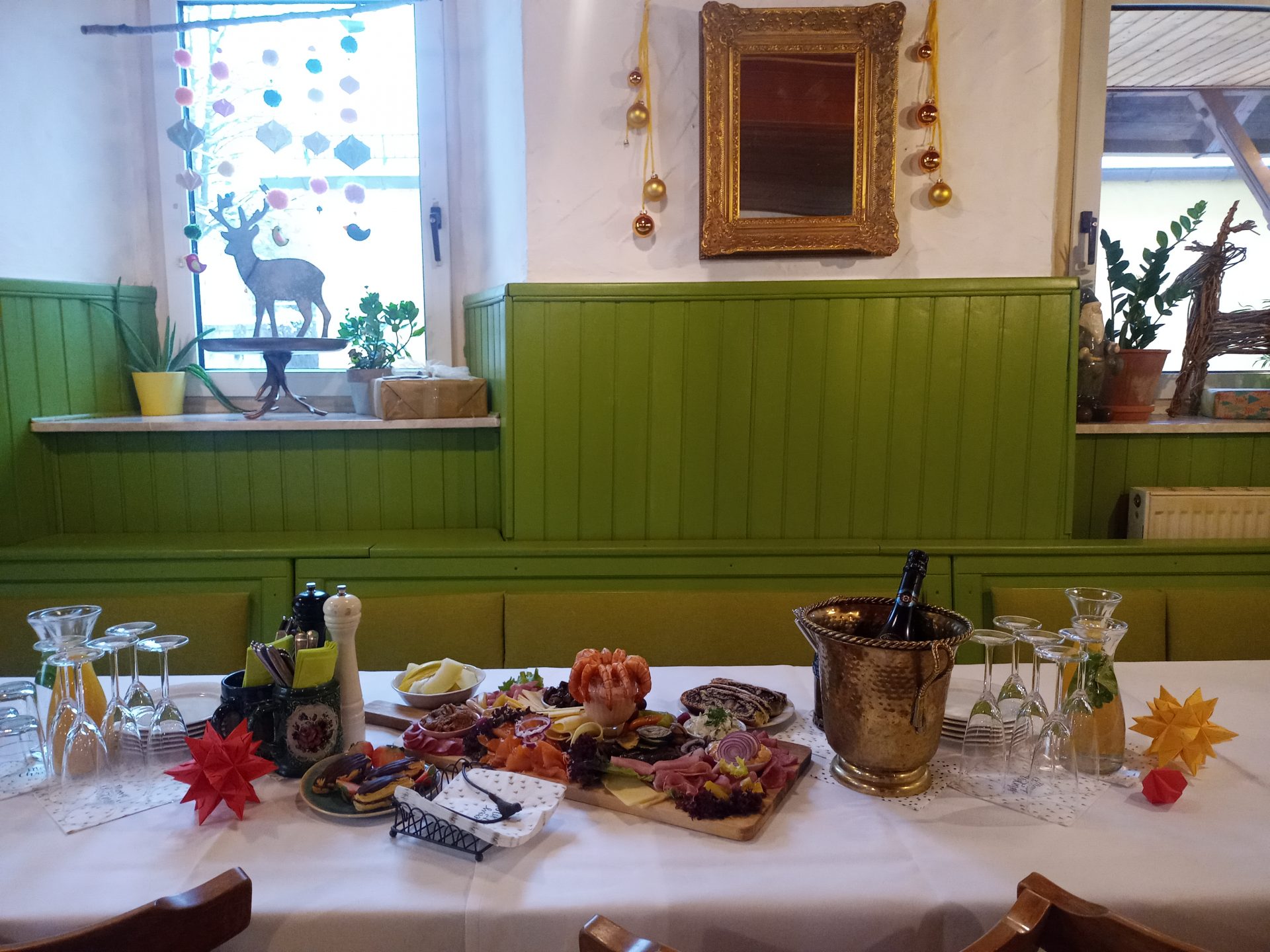 Tisch im Café Polka mit einer Frühstücksplatte mit Wurst und Käse