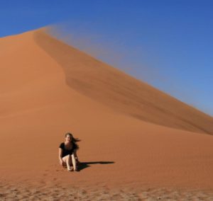 Michaela Fleischer in Namibia auf der Dühne