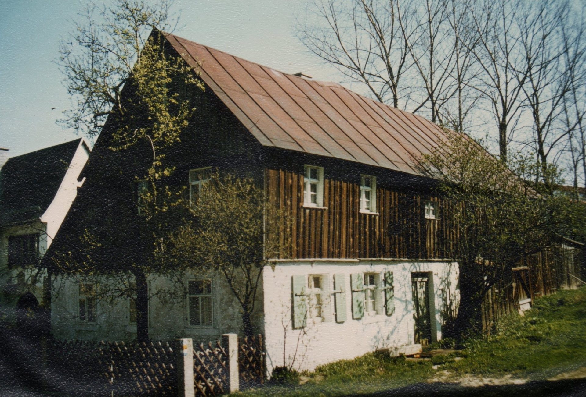 Ein für das Hofer Land typisches Frackdachhaus aus dem späten 18. Jahrhundert in Zell (Sammlung Unglaub/Roßner)