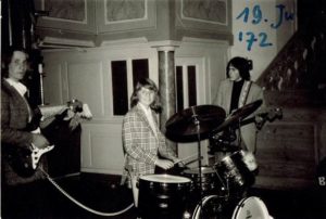 Die ersten musikalischen Schritte der Schneiderbanger-Zwillinge beim ersten Jugendgottesdienst in Streitau 1972.