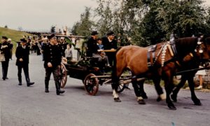 Die „Feuerlöschmaschine“ der Zeller Wehr bei einem Festumzug 1964. Die erste Löschmannschaft des kleinen Dorfes rekrutierte sich - wie in vielen anderen Ortschaften auch - aus den Mitgliedern des Turnvereins. In Münchberg waren die Feuerwehrler daher sogar als „Turner-Wehr“ bekannt.