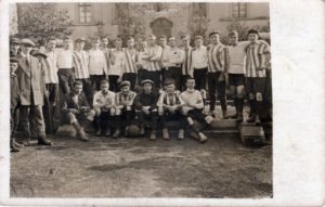Ein Foto mit absolutem Seltenheitswert: Die erste Münchberger Fußballmannschaft nach dem Spiel gegen die Bayreuther am 14. Mai 1911 (Slg. Adrian Roßner)