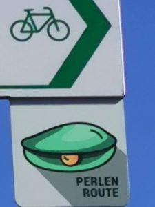 Das Perlenroute-Symbol beschildert den Perlenradweg.