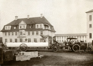 Transport einer Granitsäule bei Künzel und Schedler um 1930