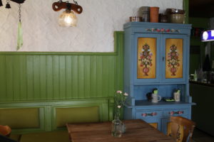 Ein blauer Schrank im Innenraum des Polka Cafés