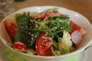 Salat mit Sesam im Polka Café