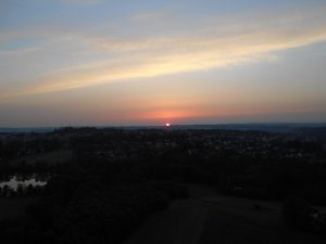 Sicht auf den Sonnenuntergang vom Heißluftballon aus