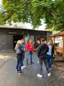 Teammitglieder bei der Brauereibesichtigung der Meinel-Brauerei in Hof