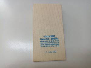 Holzkeil mit Datum