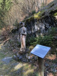 Skulpturenweg Zukunftswald und Gasthof Bischofsmühle