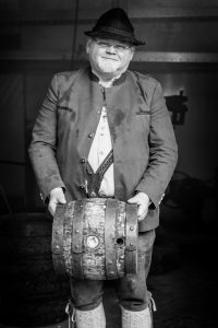 Hans-Joachim Hansen mit einem alten Holzfass beim "Fasspichen".