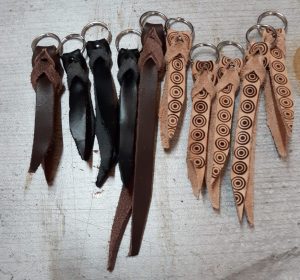 Schlüsselanhänger mit oder ohne Prägung in verschiedenen Naturtönen.