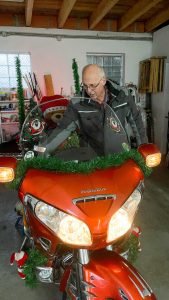 Motorrad-Nikolaus in Garage