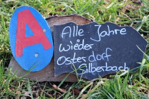 Oster-ABC-Schild mit der Aufschrift "Alles Jahre wieder Osterdorf Silberbach"