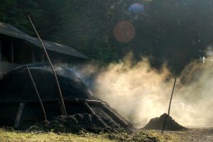 Der letzte von einst 800 Kohlenmeilern der Region befindet sich im Thiemitztal. Mit dem Ruf "Gut Brand" wurde er entfacht.