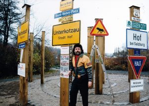 Klaus Beer vor dem Schild des Ortsteils "Unterkotzau"
