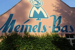 Die Meinel‘s Bas ist eine der ältesten Schankwirtschaften in Hof, benannt nach Kunigunde Barbara Meinel. Sie ließ 1861 das Haus von einer Schankwirtschaft in eine Speisegaststätte umbauen.