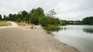 Der Spielplatz am Ufer des Sees