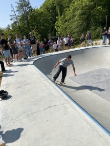 Skater zeigt atemberaubenden Trick bei den Hofer Skatedays 2023.