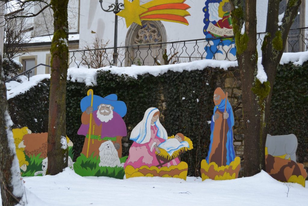 Weihnachtsdekoration auf dem Adventsdorf in Döbra.