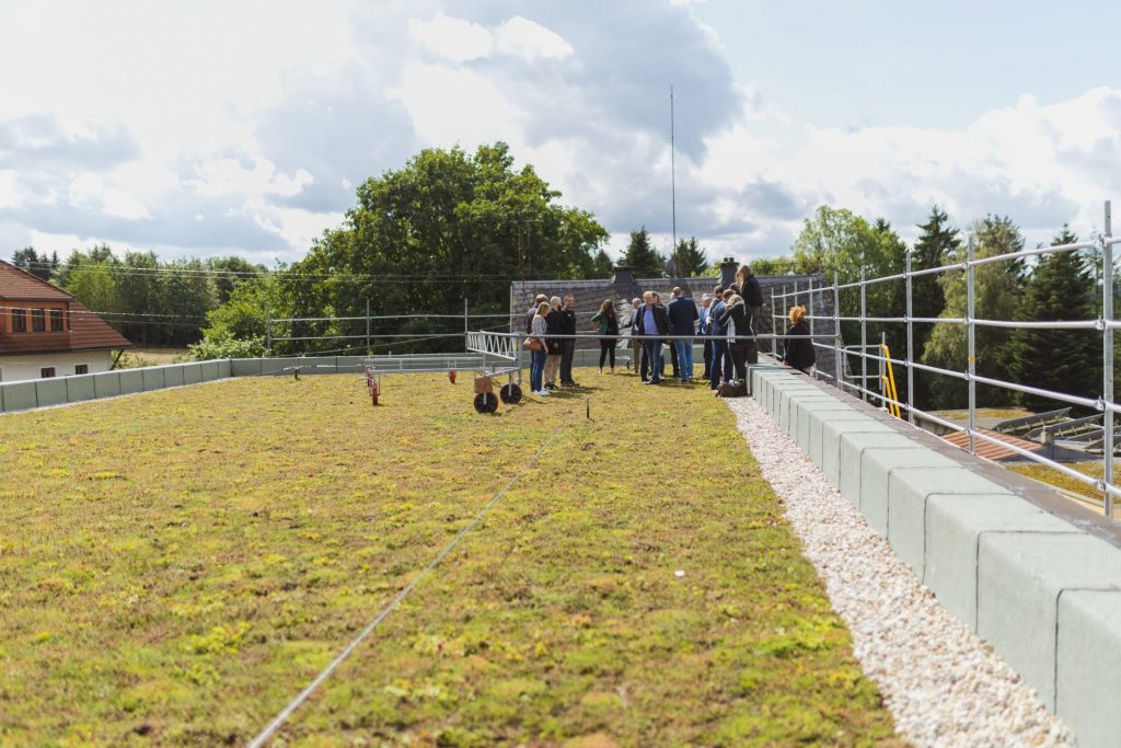Wasserkompetenzzentrum: Ein Blick auf das Schwammdach der Grundschule Schauenstein, auf dem Dach werden die Arbeiten gerade beendet