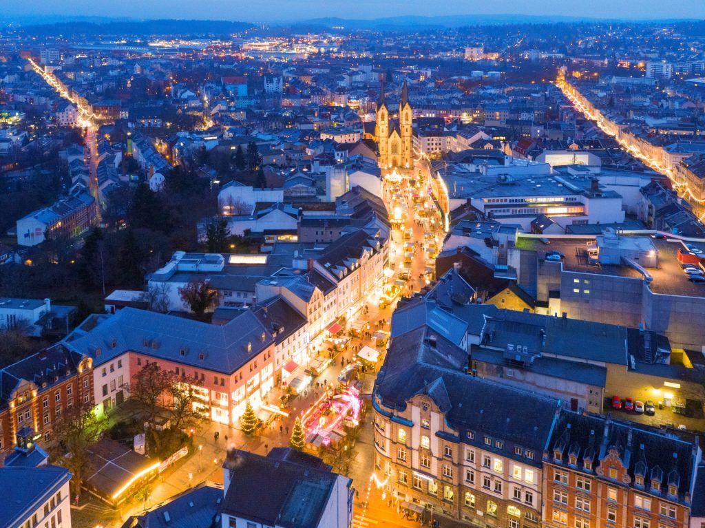 Der Hofer Weihnachtsmarkt und die festliche beleuchtete Stadt Hof aus der Luft. Bild: (c) Schwarzenbach Fotografie H. P. Schwarzenbach (Stadt Hof)