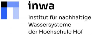 : inwa – Institut für nachhaltige Wassersysteme er Hochschule Hof. Rechts neben der Schrift ist das Logo, das ausschaut wie ein umgedrehtes U und aus drei Blautönen und einem Schwarzton besteht.