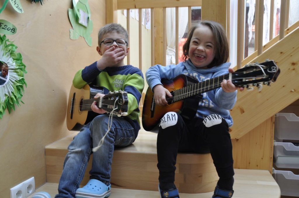 Zwei Jungen mit Gitarrre
