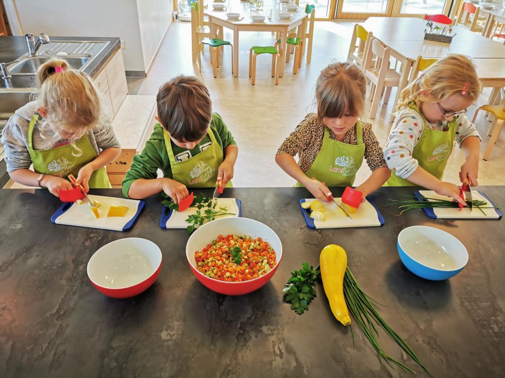 Kinder bereiten Mahlzeit zu