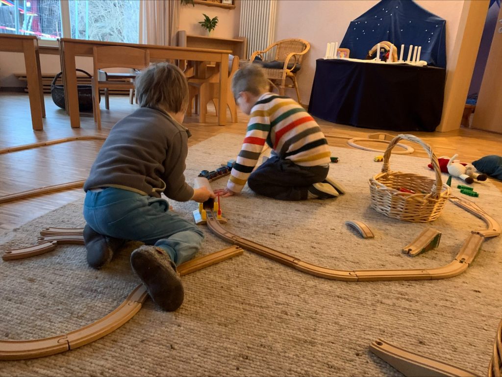 Kinder mit Holzeisenbahn