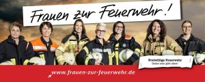Das Foto zeigt sieben Frauen in Feuerwehrausrüstung. Darüber der Schriftzug: Frauen zur Feuerwehr!