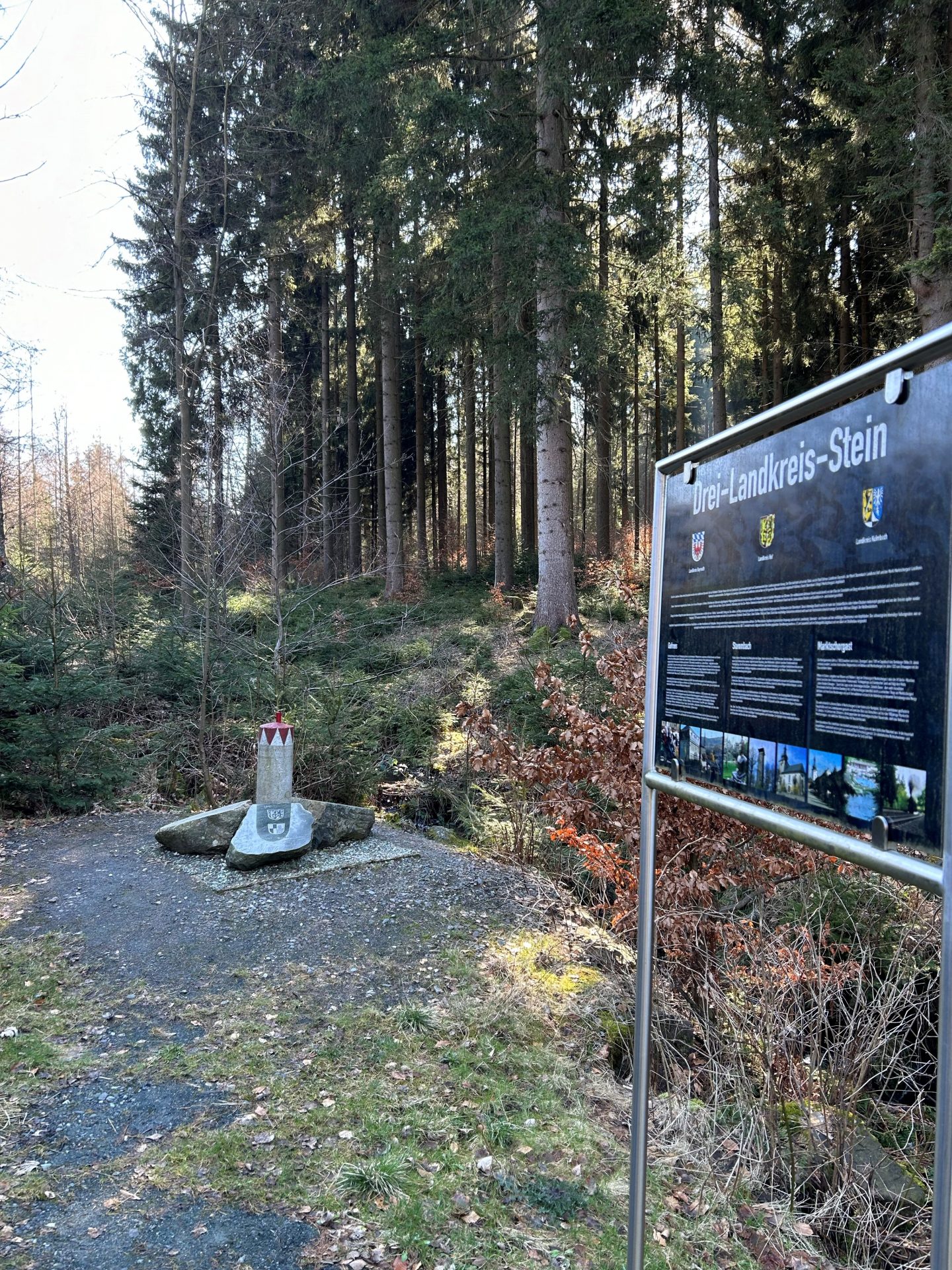 Infotafel am Treffpunkt der drei Landkreise Hof, Bayreuth und Kulmbach