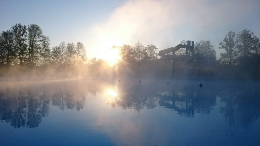 Wasserrutsche im Morgennebel