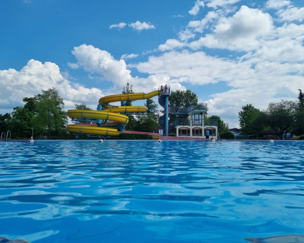 Alles bereit für die Badegäste - am frühen Morgen im Freibad Münchberg, wenn der Nebel noch über dem stillen Wasser hängt