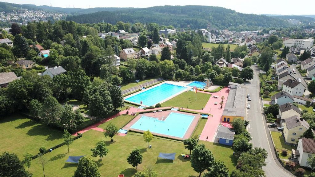 Ein Blick von oben aufs Nailaer Freibad