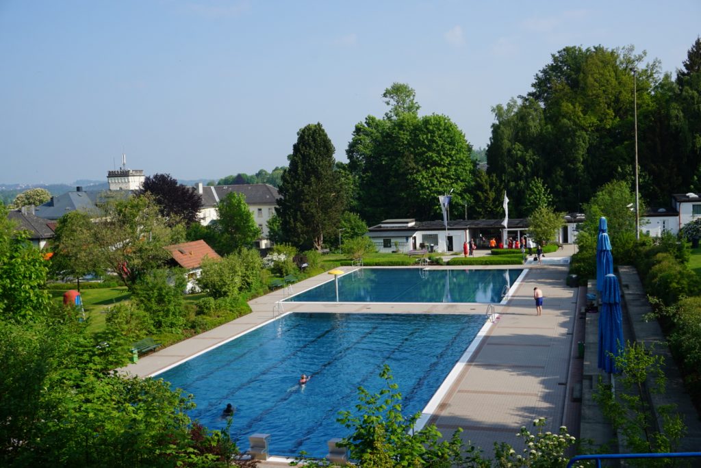 Ruhig und einladend für die Frühschwimmer ist das Oberkotzauer Terrassenfreibad am frühen Morgen.