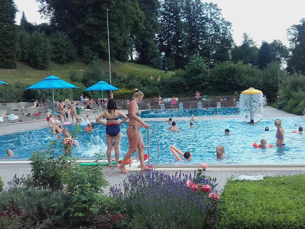 Im Nichtschwimmerbecken ist viel los - Wasserspaß macht happy!