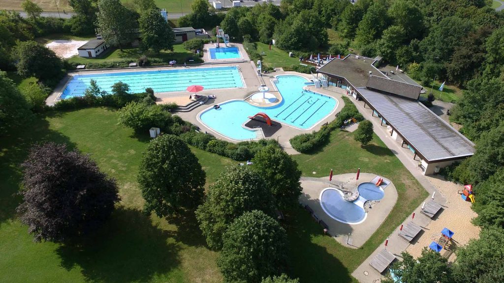 Ein Blick von oben gibt gute Übersicht über´s Freibad Rehau