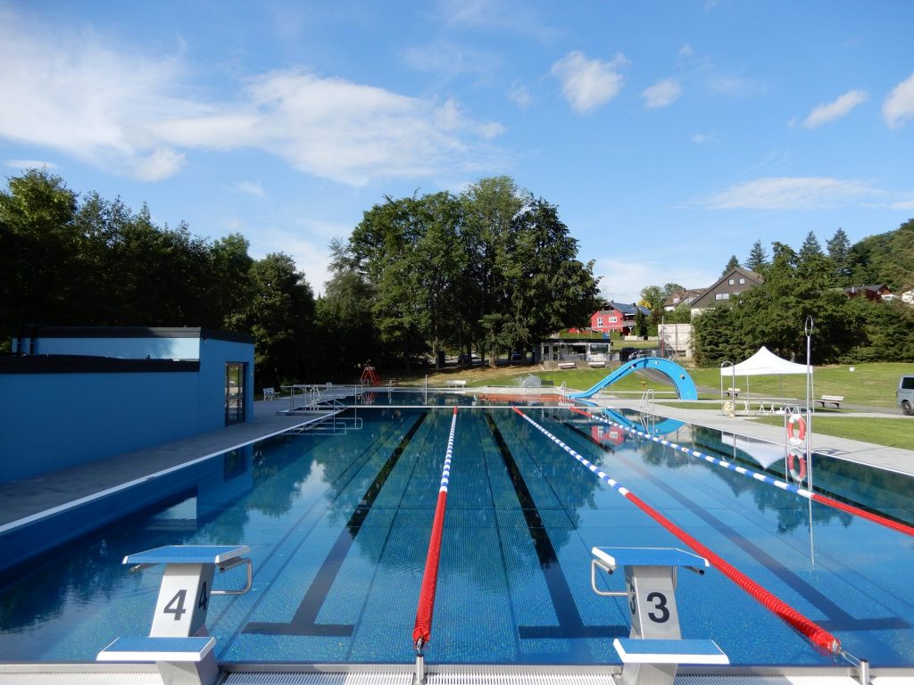 Sportliche Bahnen ziehen oder Halligalli im Nichtschwimmerbereich – mal so, mal so - alles ist möglich! Freibad Zell