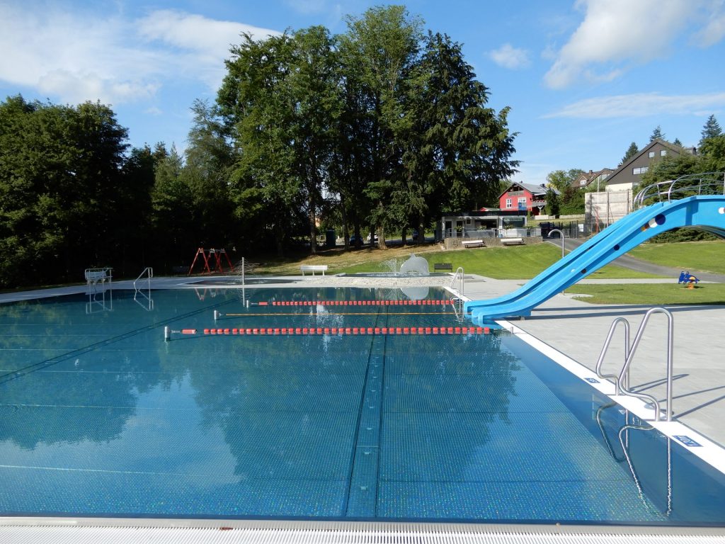 Das Nichtschwimmerbecken mit der Rutsche lädt ein zu ungetrübtem Wasserspaß