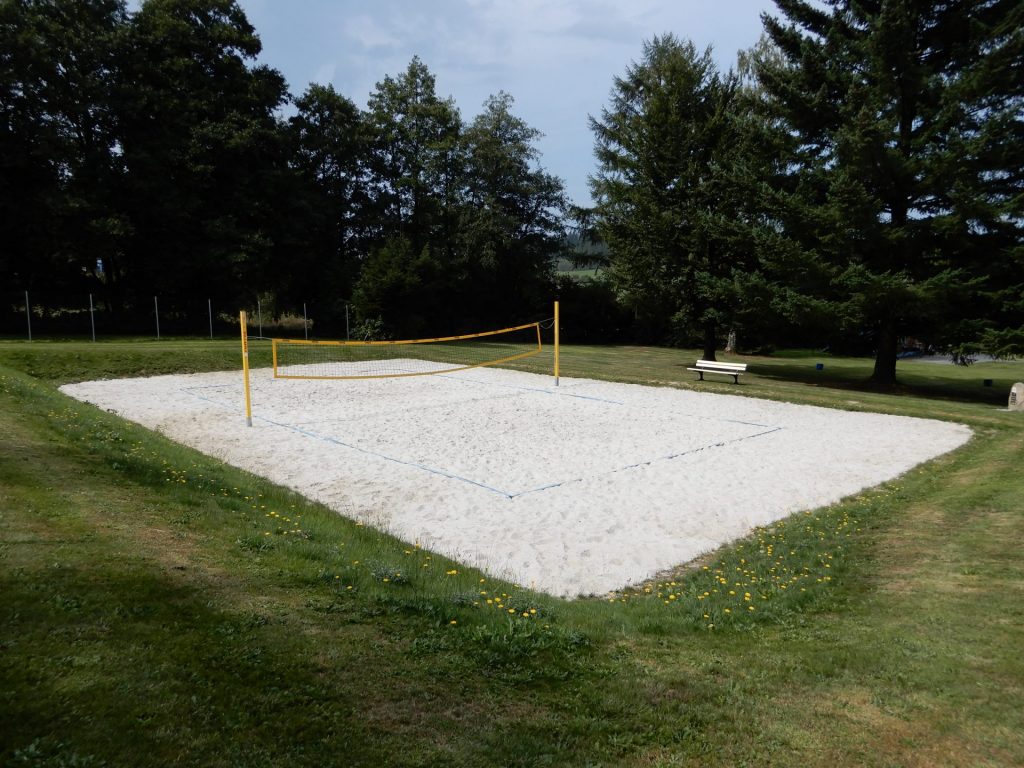 Spaß für die Beach-Volleyballer unter den Landratten, für die anderen gibt’s noch einen Kicker und Tischtennisplatten