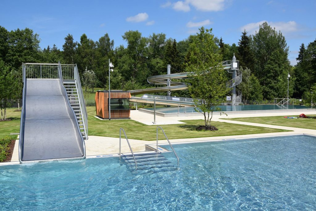 Auch im Nichtschwimmerbecken geht´s ab - auf der breiten Wellenrutsche!