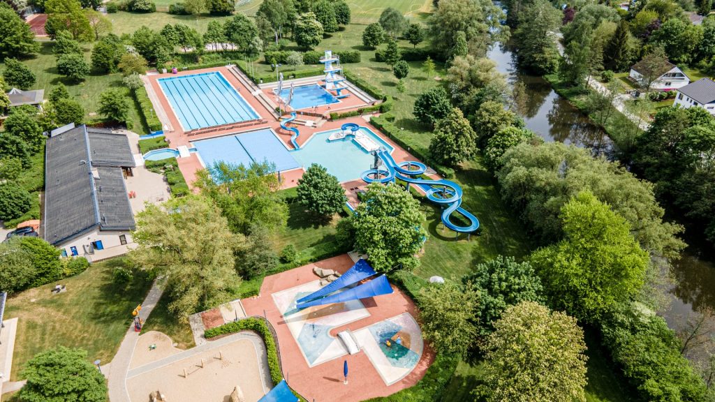 Mal den Blickwinkel ändern - bitteschön - hier der Blick von oben aufs Hofer Freibad