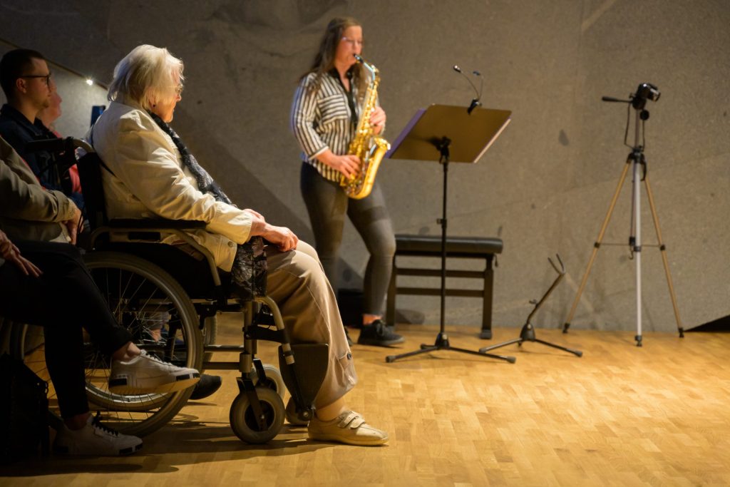 Barrierefrei Musik erleben im Konzertsaal des Hauses Marteau in Lichtenberg. (Foto: Seniorenkoordination Landkreis Hof, Freihöfer)