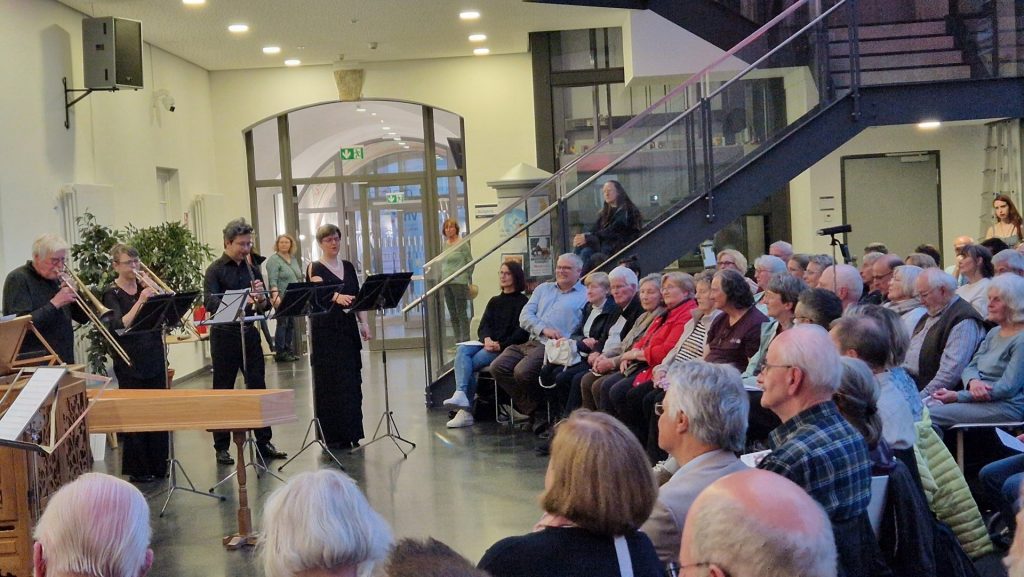 Kulturpatin Brigitte Möckel (in der ersten Reihe in Rot) beim Eröffnungskonzert des Workshops "Alte Musik in Hof" in der VHS Hofer Land. (Foto: Dagmar Müller)