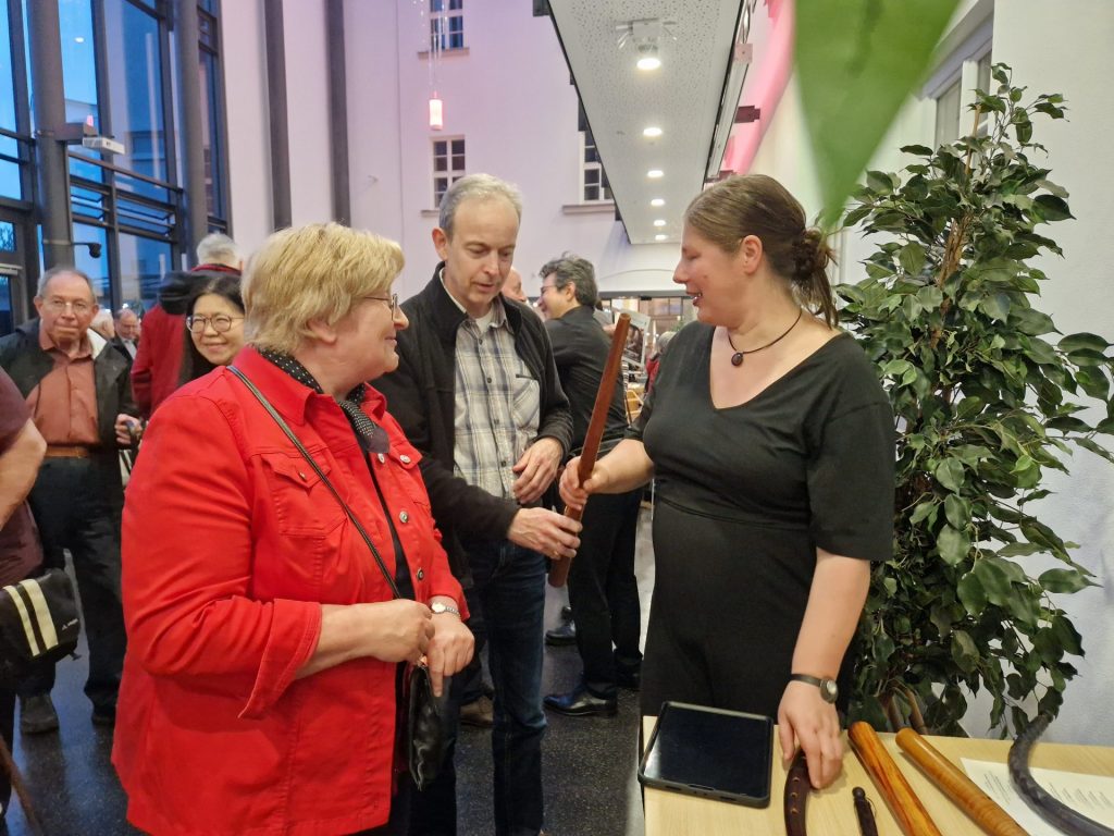 Kulturpatin Brigitte Möckel (vorne links) beim Konzert des Workshop "Alte Musik in Hof" im Gespräch mit einer Musikerin. (Foto: D. Müller)