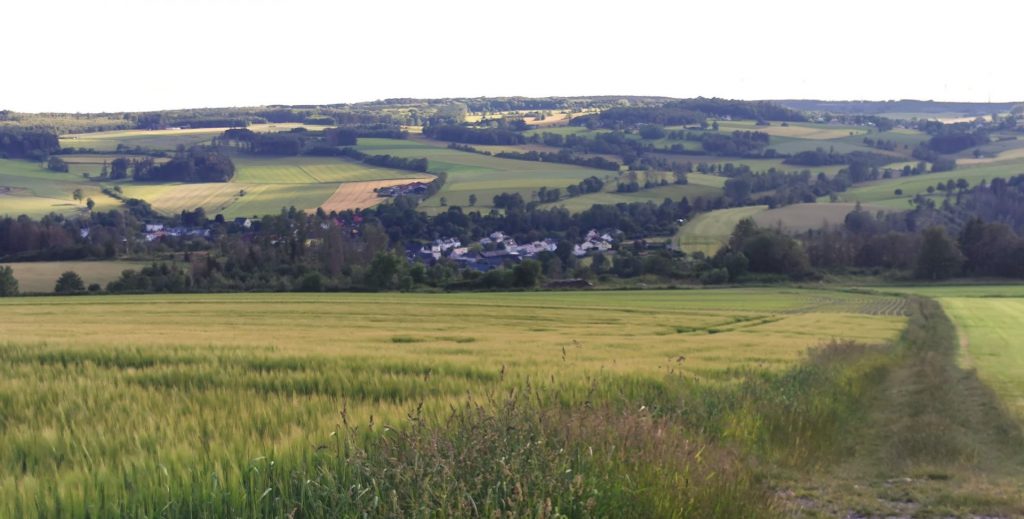 Ausblick bei der Landkreisumrundung: Weiter Blick auf den Ort Joditz